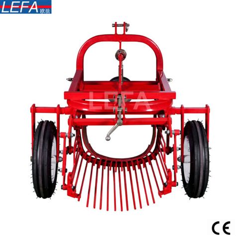 China 20hp Tractor Agriculture Machine Small Potato Digger Ap90 China Potato Harvester 3