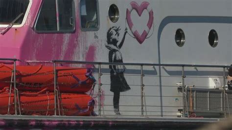 Migranti Fermata La Nave Di Bansky Studio Aperto Video Mediaset