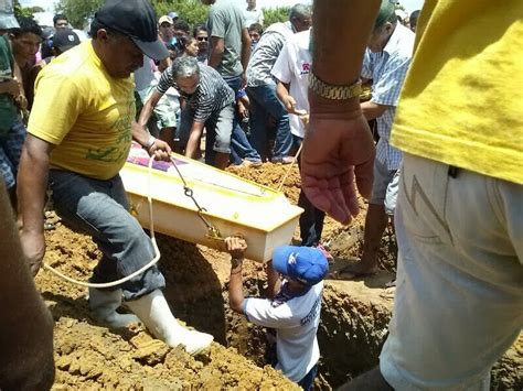 Comoção e muita dor marcam o enterro do casal assassinado em Adustina