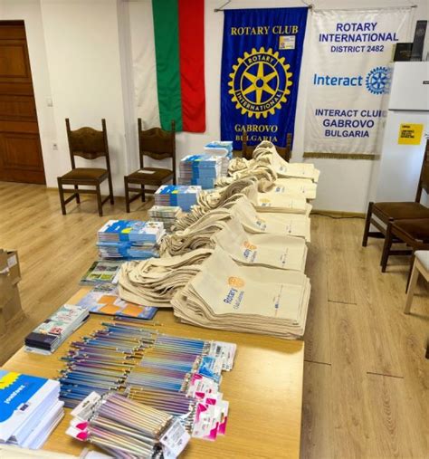 Ротари клуб Габрово с подаръци към първолаците на Габрово и Трявна ...