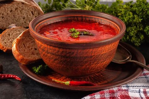 Borsch Sopa De Remolacha En Un Cuenco De Barro Sobre Un Fondo De