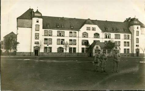 MILITAIRE CARTE PHOTO de soldats devant une caserne à identifier EUR 5