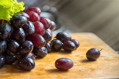 O Grupo De Uvas Vermelhas Pretas Roxas Coloca Em Tabelas De Madeira