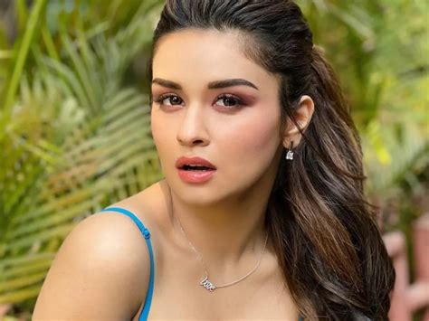 Avneet Hot Pic Avneet Kaur Bo Ldness Is Increasing Every Day At The Age Of She Was Blown