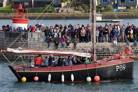 EN IMAGES Larrivée spectaculaire des bateaux du festival du Chant de