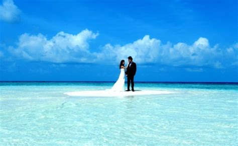 Dreamy Maldives Wedding on the Sandbank