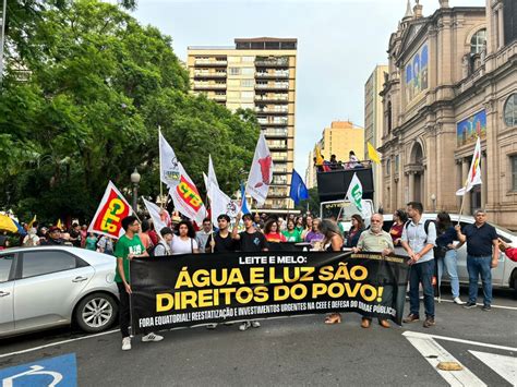 Manifestantes fazem ato em frente ao Piratini pela reestatização da CEEE