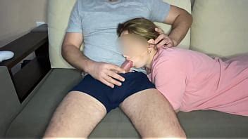 Hermanastro cachondo me folló en la boca mientras me acostaba en su regazo XVIDEOS