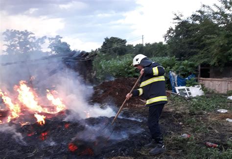 Incendiu violent la Ionășeni Un adăpost de animale și șapte tone de