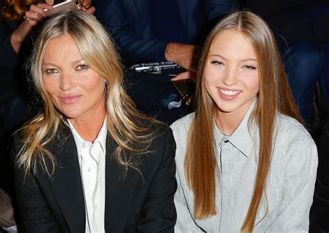 Kate Moss Sa Fille Lila D File Pour La Premi Re Fois La Paris