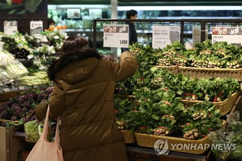 설 성수품 공급 시작장 보는 시민들 연합뉴스