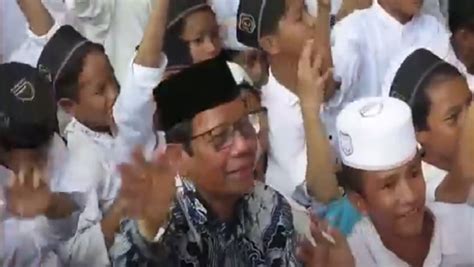 Cawapres Mahfud Md Kunjungi Ponpes Al Ghoziny Sidoarjo Lantunkan