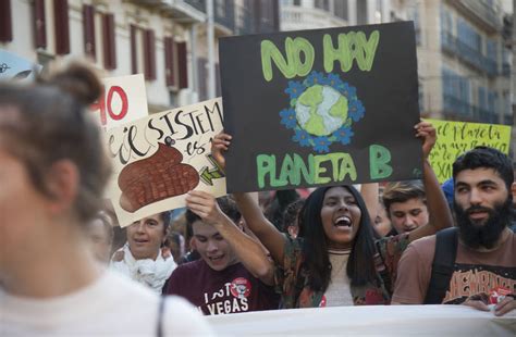 Fotos Un millar de personas salen a la calle en Málaga en defensa del