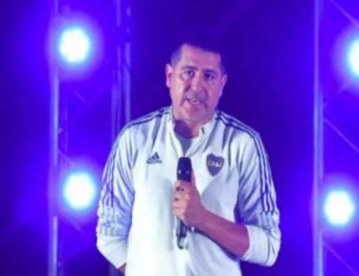 Riquelme lo mira para junio la joya del fútbol argentino que observa