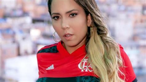 Mulher Melão cumpre promessa e tira roupa vitória do Flamengo