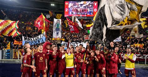 Roma lo sfottò della Curva Sud da Maledetti laziali a Maledetti