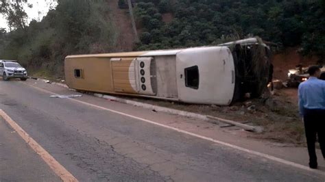 Portal Caparaó Acidente entre carro e ônibus deixa cinco pessoas