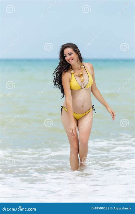 Donna Incinta In Bikini Giallo Sulla Spiaggia Fotografia Hot