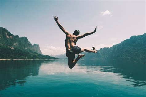 Homem Pulando De Alegria Por Um Lago Foto Gr Tis