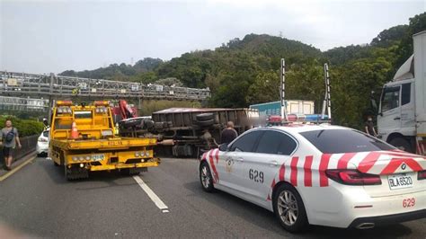 快訊國道3號5車連環撞 1貨車翻覆2人送醫