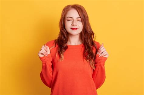 Mulher Ruiva De Olhos Fechados Cerrou Os Punhos Fazendo Pedido