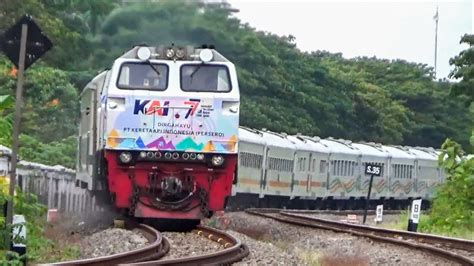 Ngebut Dan Menikung Hunting Kereta Terpanjang Diperlintasan Jalan Raya