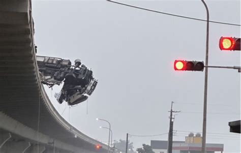 台61恐怖追撞 聯結車衝出高架懸空 駕駛噴飛墜10米橋慘死 社會 中時