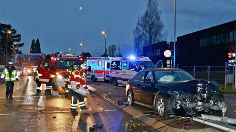 Unfall in Kornwestheim Auto reißt Ampelmast um zwei Verletzte