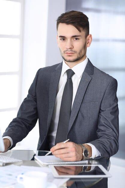 Hombre De Negocios Que Trabaja Con La Computadora En La Oficina Moderna