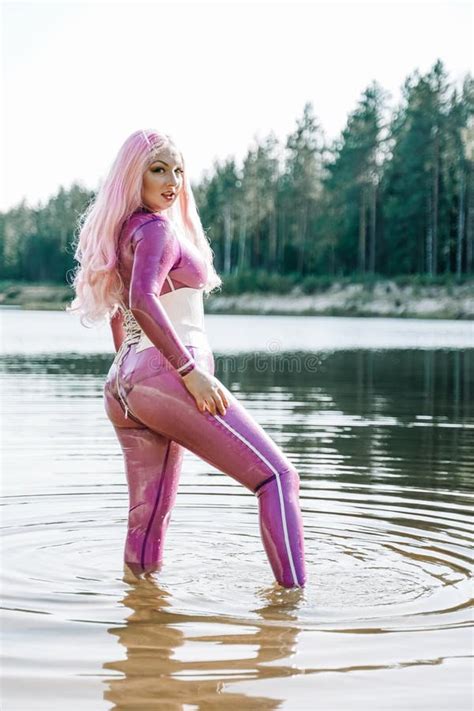 Sexy Frau In Transparenter Lila Latex Outfit Im Wasser Posieren