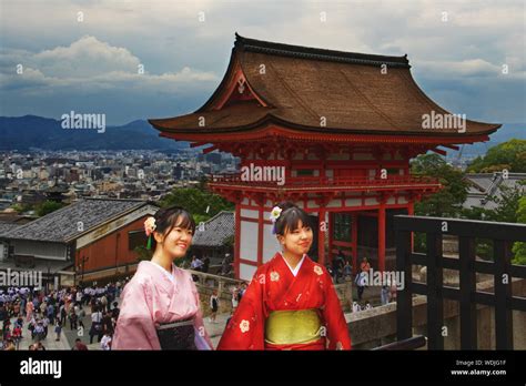 Las niñas en traje tradicional japonés posando para una foto delante de