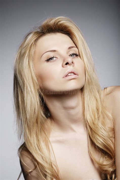 Belle Jeune Pose Blonde De Fille Image Stock Image Du Heureux Femelle