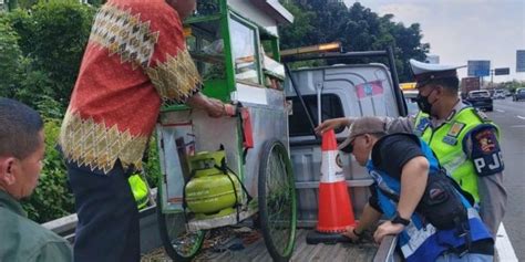 Tukang Bakso Nyasar Masuk Jalan Tol Saat Mudik Lebaran Jabar