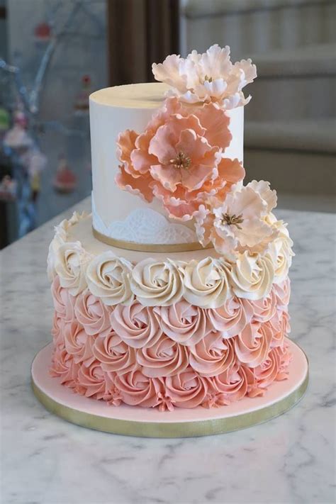 Buttercream Rose Swirl Cake With Gold Accents And Handmade Sugar Flowers Bolo Lindo De