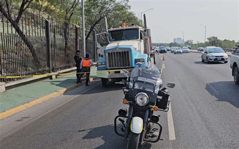 Tráiler arrolla y mata a motociclista en Monterrey Telediario México