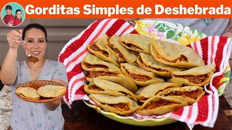 Gorditas De Maiz Simples Con Un Guiso De Deshebrada En Salsa Roja De