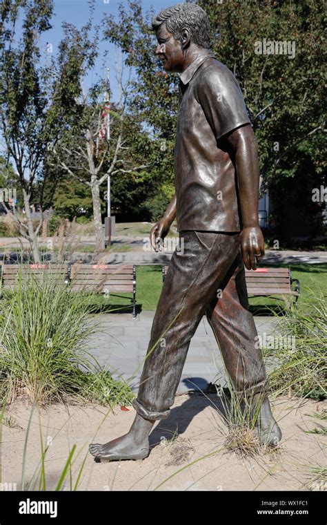 La Statua In Bronzo Di Ex Presidente John F Kennedy Di Fronte A John F