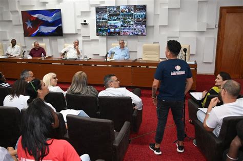 Díaz Canel sostiene encuentro con trabajadores sociales Radio Reloj