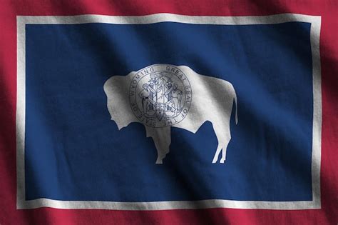 Bandera Del Estado De Wyoming Con Grandes Pliegues Ondeando De Cerca