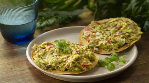 Receta De Tostadas De At N Y Aguacate Delicioso Univision