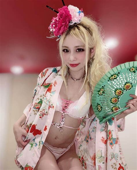 ミニサヤヒメさんのインスタグラム写真 ミニサヤヒメinstagram「着物👘花魁衣装 先月の📸です🦋 ポイントはレトロな扇子🥰