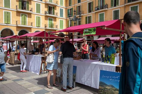 Tercera edición de la Fira de l Oli de Mallorca en la plaza Major de Palma