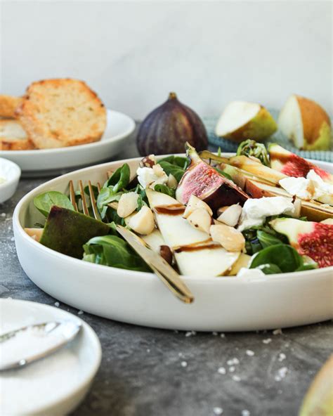 Winterlicher Feldsalat mit Feigen und Ziegenkäse