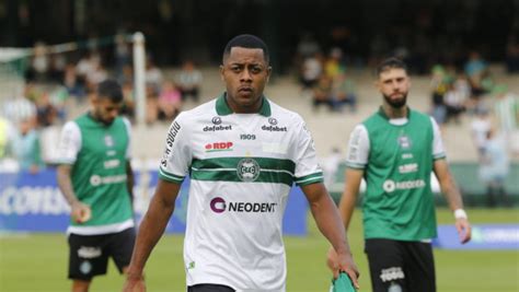 Coritiba N O Renova Contrato E Lateral Esquerdo Se Despede Do Clube