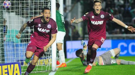 Lan S Se Qued Con El Cl Sico En Cancha De Banfield Y Sali Del Fondo