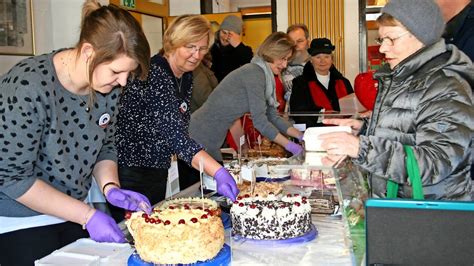 Altwarmbüchen Torte essen für den guten Zweck