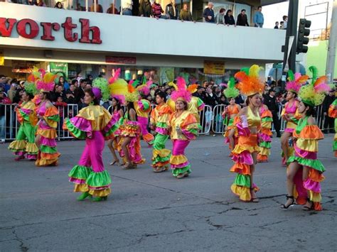 Comparseros Se Alistan Para El Desfile De Carnaval