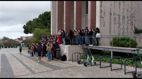 Alunos Da Faculdade De Direito De Lisboa Fazem Espera Silenciosa A