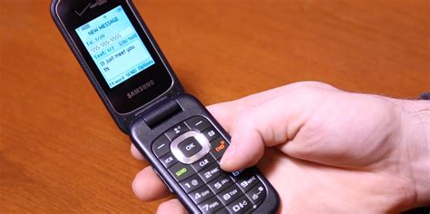 Reasons to use a flip phone - Business Insider