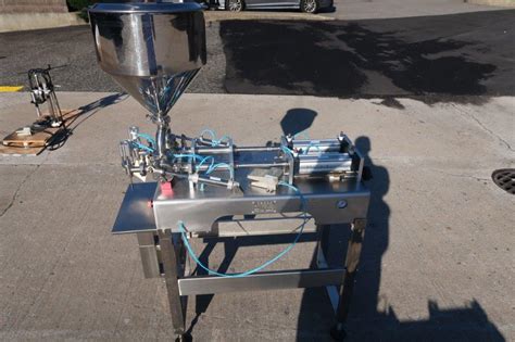 Quantitative Dual Head Air Operated Stainless Piston Filler With Foot